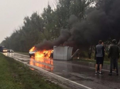 Появилось видео с места ДТП, где сгорели «Газель» и «БМВ» на трассе Ростов-Волгодонск
