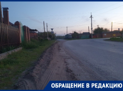 «Взялись убирать - убирайте до конца»: жители Романовской недовольны сгребенной на обочину грязью