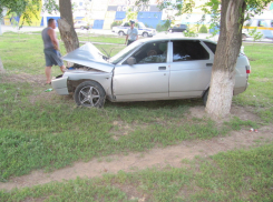 В Волгодонске «двенашка» улетела с дороги и врезалась в дерево в нескольких метрах от обочины