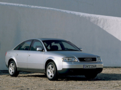 В Волгодонске на Строителей сгорела «Audi A6»