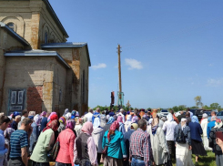 Десятки паломников пришли помолиться в знаменитый храм на окраине Цимлянского района
