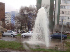 Коммунальный фонтан забил из-под асфальта в микрорайоне В-У в Волгодонске