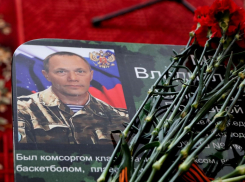 Освобождал Артемовск: «Парту Героя» открыли в школе Волгодонска в память о ее выпускнике