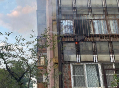 Прохожие помогли потушить загоревшийся балкон на улице Черникова в Волгодонске