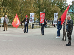 В Волгодонске на площади Молодова люди с красными флагами устроили митинг