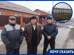 На месте дороги построили таунхаус: жители бывшего квартала №52 рискуют остаться забаррикадированными на окраине Волгодонска