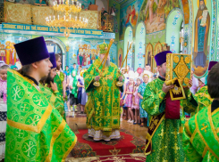 В день Святой Троицы в храмах Волгодонска состоялись праздничные службы 