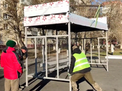 Напротив БСМП в Волгодонске установили два новых остановочных павильона
