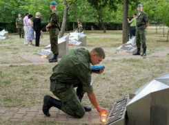 Десятки волгодонцев на рассвете зажгли «свечи памяти» в день начала Великой Отечественной войны