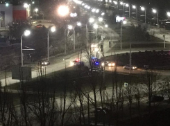 Автомобиль влетел в столб на «Мирном атоме» в Волгодонске 