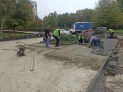 Новая плитка появляется в сквере Машиностроителей