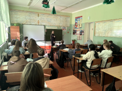 Волгодонские госавтоинспекторы провели урок безопасности для школьников в Дубовском районе