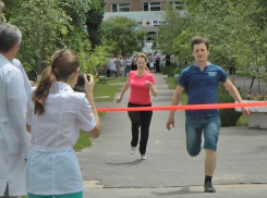 В Волгодонске врачи и медсестры показали, как быстро они могут бежать на помощь пациентам