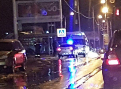 Авария с выездом чёрной «Приоры» на «встречку» на улице Степной в Волгодонске создала затор