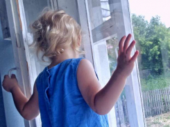 В Волгодонске 6-летняя девочка выпала из окна второго этажа