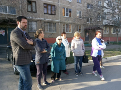 Волгодонцы попросили депутата Брежнева реконструировать пешеходный переход у школы №8