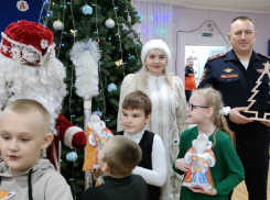 В Волгодонске Дед Мороз из полиции принес детям сладости