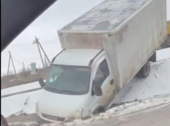 В станице Красноярской «Газель» сошла с дороги и скатилась под откос