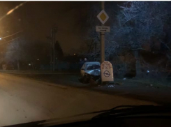 ВАЗ влетел в столб после ДТП на Степной