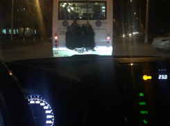 В Волгодонске школьники цепляются за троллейбус и катаются по городу