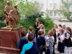 Более 20 городских монументов и памятных знаков посетили волгодонские школьники с экскурсоводами