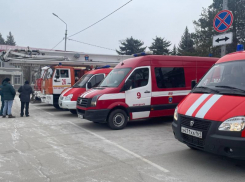 Волгодонские спасатели устроили зрелищный показ своей техники на площади Ленина