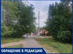 «Всего два столба, и жизнь в микрорайоне будет светлее»: на В-5 осветят последний участок пешеходной дорожки 