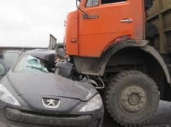 На трассе Ростов-Волгодонск иномарка попала под КамАЗ - есть пострадавшие