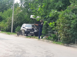 «Сузуки» влетел в остановку в результате ДТП на Пионерской