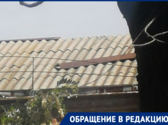 Волгодончанка призывает коммунальщиков убрать опасную железную конструкцию с крыши жилого дома 