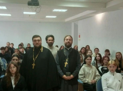 В Волгодонске священники обсудили со студентами свободу и смысл жизни в цифровую эпоху