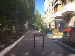 Волгодонцы массово устанавливают незаконные шлагбаумы во дворах