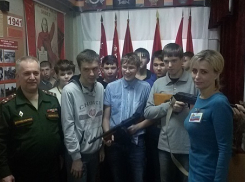 В Волгодонске школьники подержали пулемет и автомат во время экскурсии в военкомат