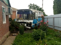 Автобус с отказавшими тормозами протаранил забор и остановился в сантиметрах от жилого дома