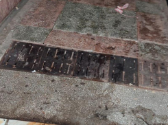 Стулья убрали: ливневую решетку в подземном переходе на Морской полностью починили