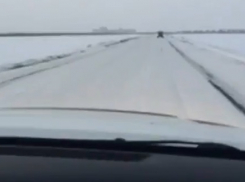 Из-за снежного наката автодорога Элиста-Зимовники стала очень опасной