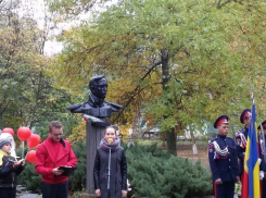 В Волгодонске холодный дождь не помешал массовому чтению стихов Лермонтова у памятника поэту