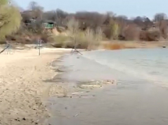 Водохранилище подтопило пляж в Цимлянске