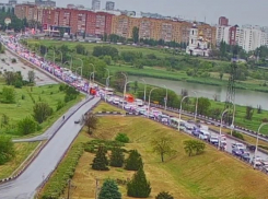 Огромная пробка парализовала движение по путепроводу в Волгодонске