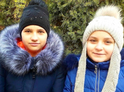 Сестренки Соня и Варя Подольские поздравляют волгодонцев с наступающим Новым годом