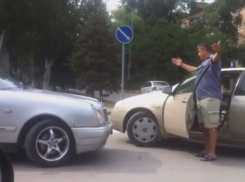 Из-за проезда перекрестка едва не подрались два жителя Волгодонска (ВИДЕО)