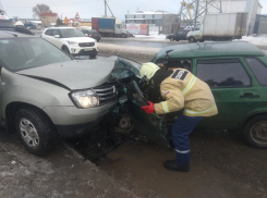 В ДТП на Прибрежной водитель ВАЗа оказался зажатым в кабине 