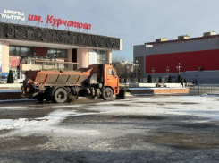 В борьбе с гололедом коммунальщики рассыпали на дороги Волгодонска более 800 тонн песка