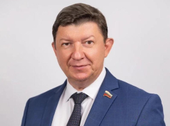 Председатель Волгодонской Думы Сергей Ладанов поздравляет горожан с Днём знаний