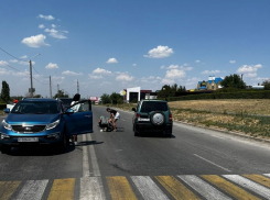 У ТРЦ автомобиль сбил велосипедиста, - очевидцы