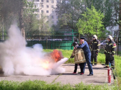 Волгодонским школьникам дали опробовать себя в роли борцов с пожарами  