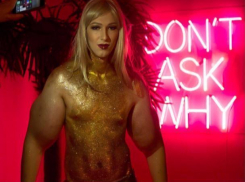 «Руки-базуки» поздравил девушек Волгодонска в образе перекаченной принцессы без бровей