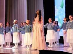 Глава Волгодонска поздравил горожанок с Днем матери