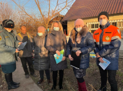У состоящих на учете семей сотрудники КДН и МЧС навели порядок во дворах и провели противопожарный инструктаж 