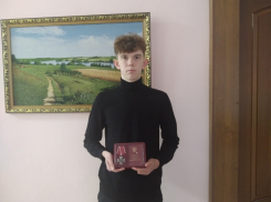 «Я горжусь им и очень скучаю»: орден Мужества погибшего в СВО отца вручили юноше в Цимлянске